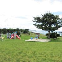 中庭の芝生にある遊び場