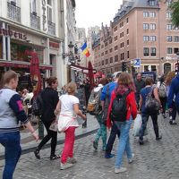 正面に見えるホテルです。この周辺はお店が沢山並び便利、かつ賑