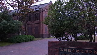 赤レンガの重厚で厳かな建物