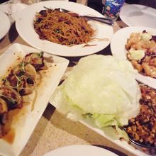 右奥がSHRIMP WITH CANDIED WALNUTS