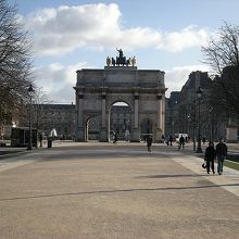 お城のように豪華なルーブルの建物