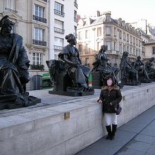 美術館の入口前にある彫刻群。日本人を模した作品の前で