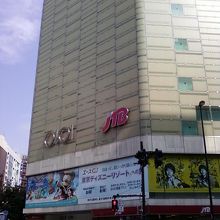 交差点付近からの外観です。