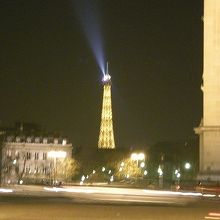 レーザー光線を出す夜のエッフェル塔　昼間より美しかった