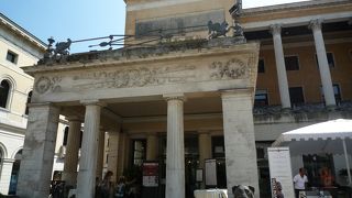 ローマの神殿がカフェに