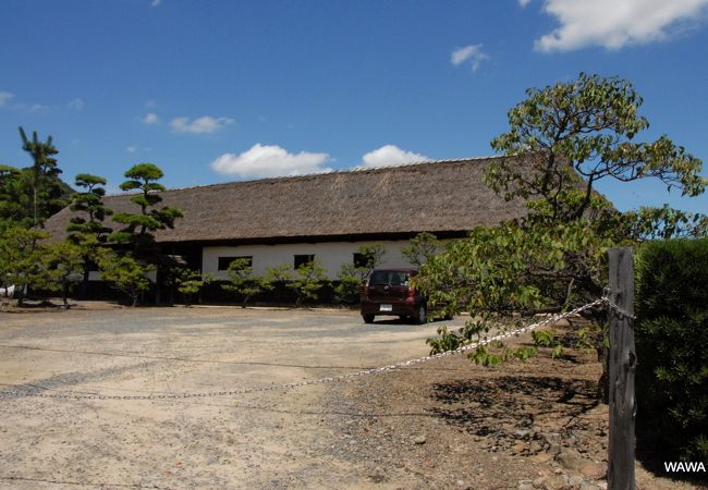 大きな茅葺長屋門が現存する庄屋の家