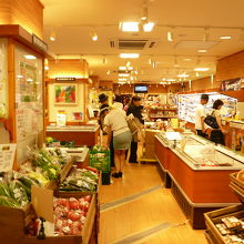 小さな店舗ですが野菜は豊富です。