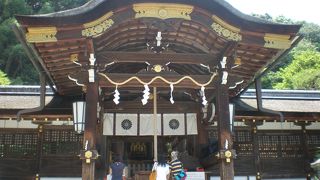 松尾山から流れてくる水が境内を流れて涼しげな松尾大社