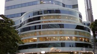 応用性のある、多機能的なビルです。