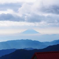 手前の赤い屋根が北岳山荘