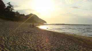 美しい調べの砂浜と日本海の夕陽