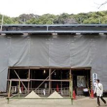 修復中の国宝 拝殿 