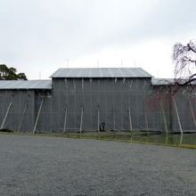 修理のため仮設素屋根に覆われている鳳凰堂