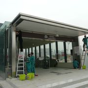 日本人には特に便利な新しい地下鉄駅