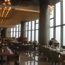 一面の大きな窓からはソウルの街が眺められます