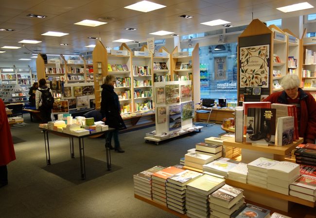 ＣＤ・ＤＶＤ・子供向けの本まで、バーゼルの大型書店です！