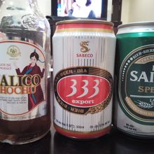 左の焼酎はラオチューのような味のお酒。