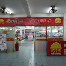 市場の中にはスーパーも！