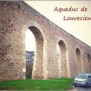 ヴェルサイユ宮殿に セーヌ川の水 を送った ”水道橋”　Aqueduc de Louveciennes