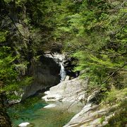 滝・淵等の美しい風景が連続する渓谷です！