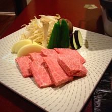 たっぷりのお肉！かなり分厚く、食べ応えありました。ジューシー