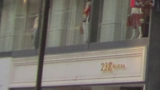 銀座の中央通り沿いにあります。