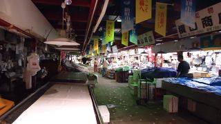 地下に市場のあるショッピングビル