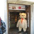 大きなテディベアが目印