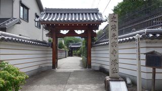 元興寺塔跡。礎石をみるより，庭園を楽しむところ。