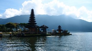 湖に浮かぶ美しい寺院