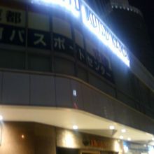 東京交通会館の文字がはっきりとわかりやすいです。