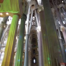 ステンドグラスの光に照らされる礼拝堂。