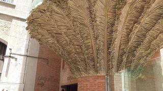 ステンドグラス必見です。