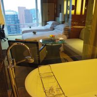 バスルームからベッドルームを通して外の景色が見える！