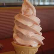 名産のサクランボを使ったソフトクリーム