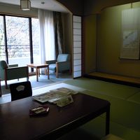 落ち着いた客室。窓の外が鶴仙渓。