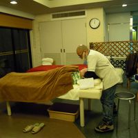 友人がマッサージで癒されているところ。すごいマッサージ！です