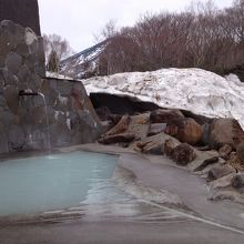 八甲田を望む露天風呂。