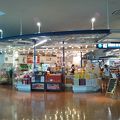 搭乗口前のお土産屋さん