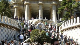 ポップなアートが魅力的なガウディ建築