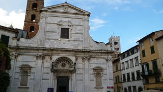 歴史を感じさせる教会です