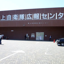 建物前が駐車場になっています