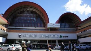 セゴビア行きのＲＥＮＦＥ高速鉄道の始発駅