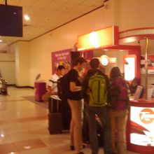 近くに両替ブースもあります