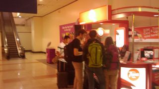 KL　LCCTの到着口にある携帯電話SIMカード販売店舗