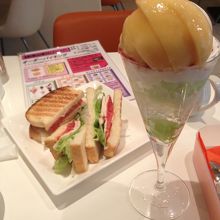サンドイッチとパフェ