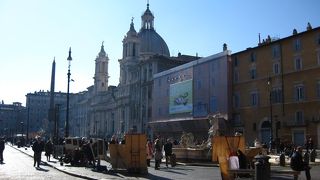 人が溢れる広場