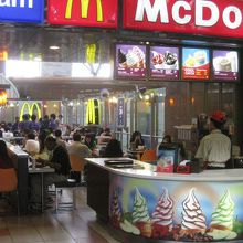 外国人観光客が多いので、当然マックもあります