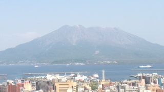 鹿児島の象徴“桜島”が目の前に大きく見えます。　さらに，天皇陛下が来られたこともある公園。