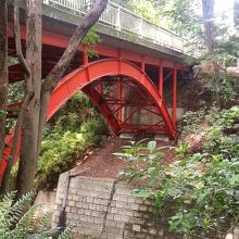 ゴルフ橋のたもとから降りて渓谷に入ります。